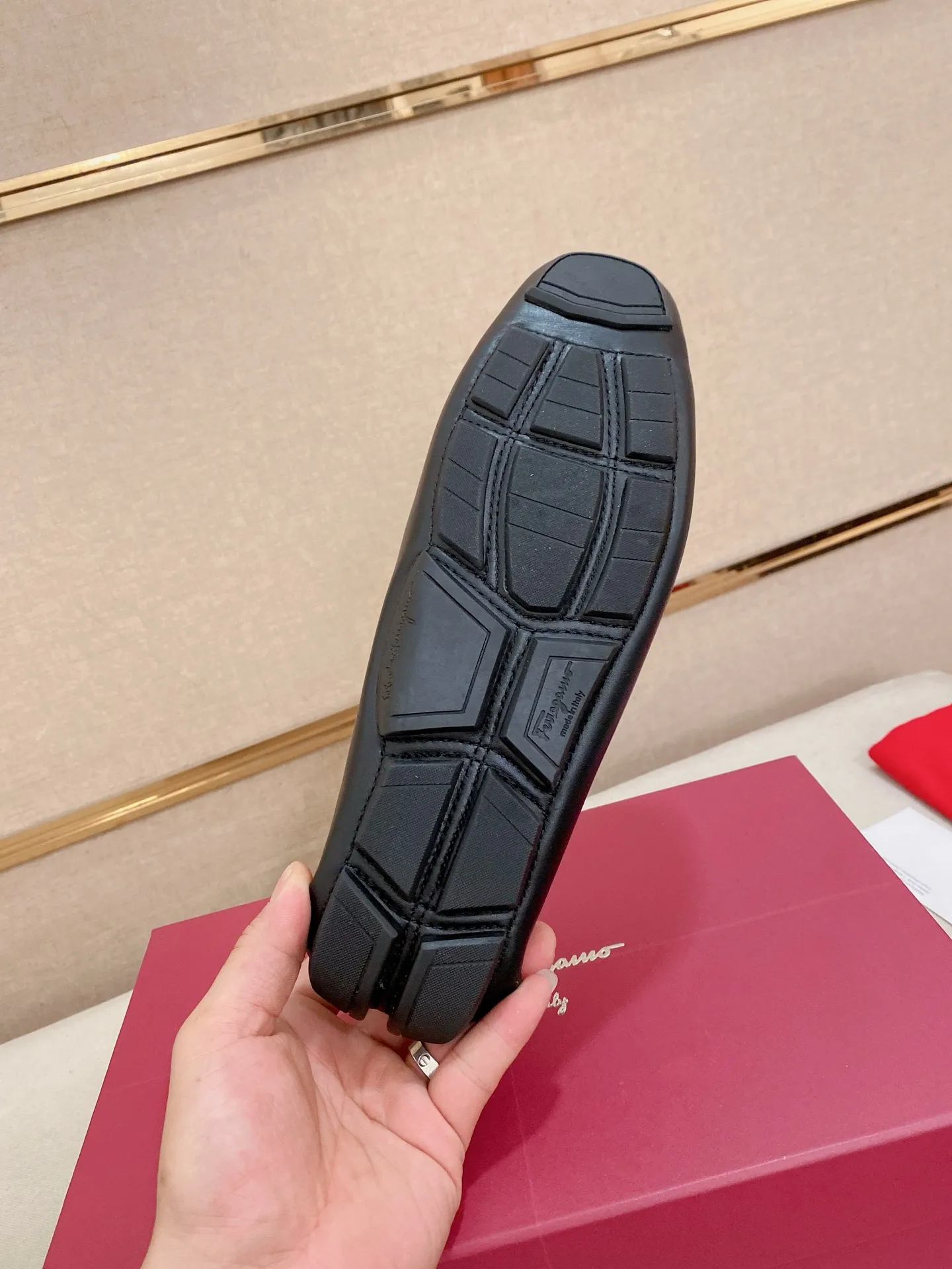 Men's shoes💰: 540💰High-end quality! Ferragamo🆕🆕Exclusive hot-selling products in stock🔥🔥New products on the shelves, high-quality Ferragamo men's pea shoes, high-end casual driving shoes, with complete packaging! 💪 💪 Material: imported first-layer pebbled cowhide 🐂 + imported high-quality water-dyed cowhide lining + wear-resistant outsole 👍🏻👍🏻 Features: high-end and comfortable, purely handmade 🚀 🚀 Create the perfect shoe that suits you best 🔥 🔥 Size: (38-44) 45 standard size can be customized!